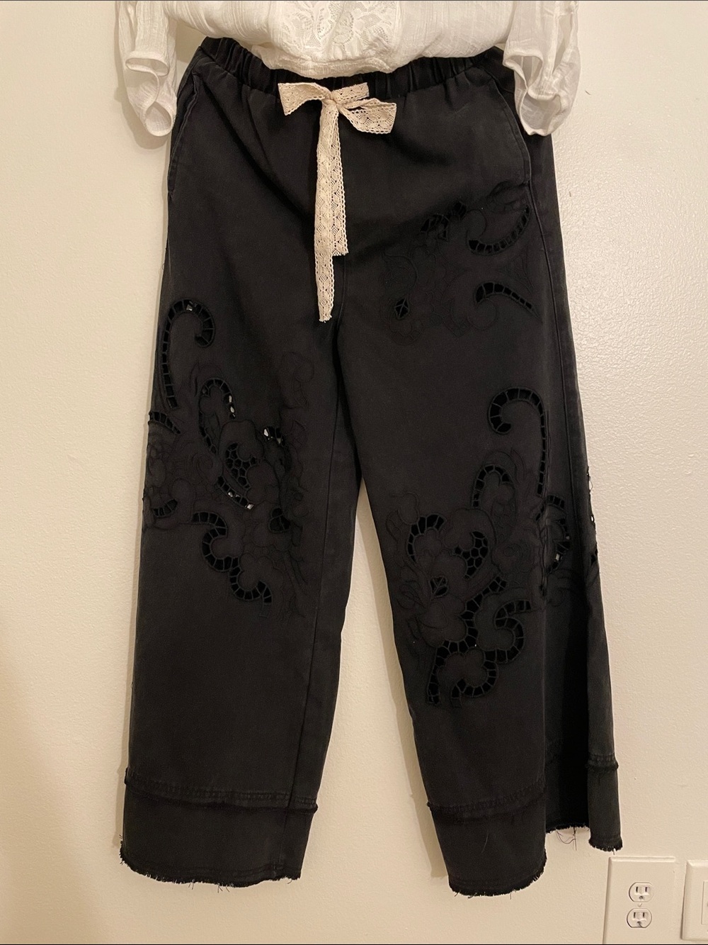 POL GORGEOUS Black Women Embroidered Eyelids cutouts Wide leg Pants Sz S